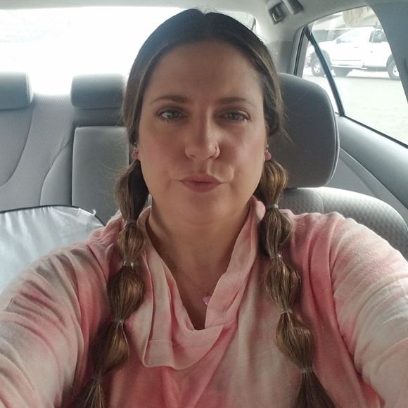 Meet your Posher, Jenn Please take a 👀 - Picture 2 of 9